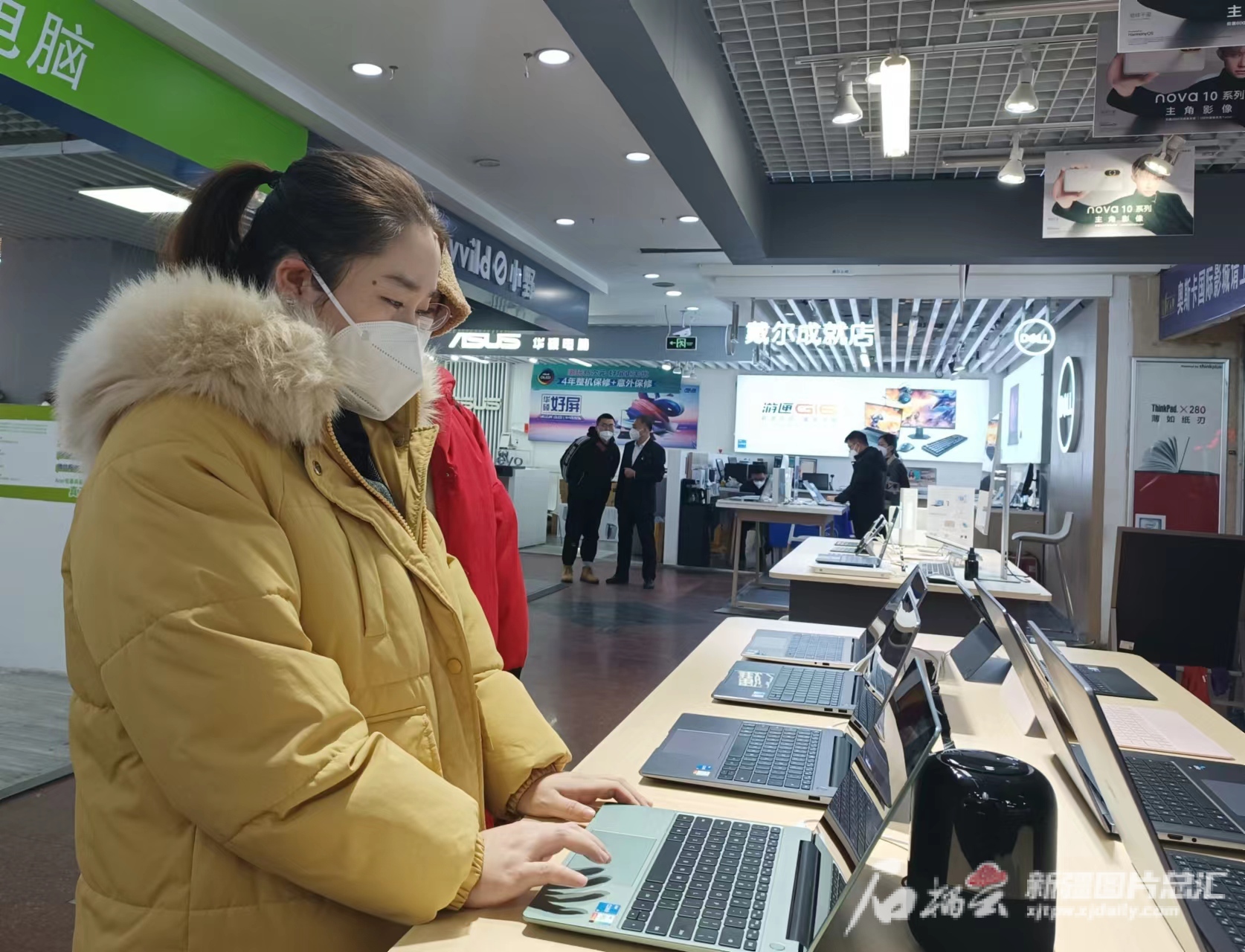 烏市百花村電子產(chǎn)品銷售迎熱潮，精準(zhǔn)紓困舉措激活市場新活力